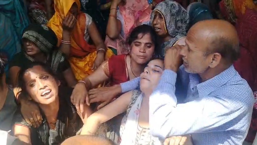Woman dies after childbirth : कासगंज: प्रसव के बाद महिला की मौत, निजी अस्पताल पर लापरवाही का आरोप, परिजनों का प्रदर्शन