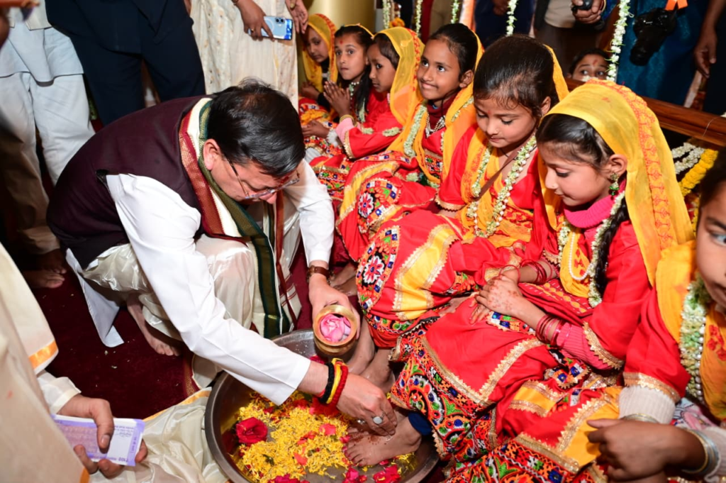 Worship of 1100 girls in Dol Ashram : डोल आश्रम में मुख्यमंत्री धामी ने किया श्री पीठम स्थापना महोत्सव में प्रतिभाग, 1100 कन्याओं का पूजन