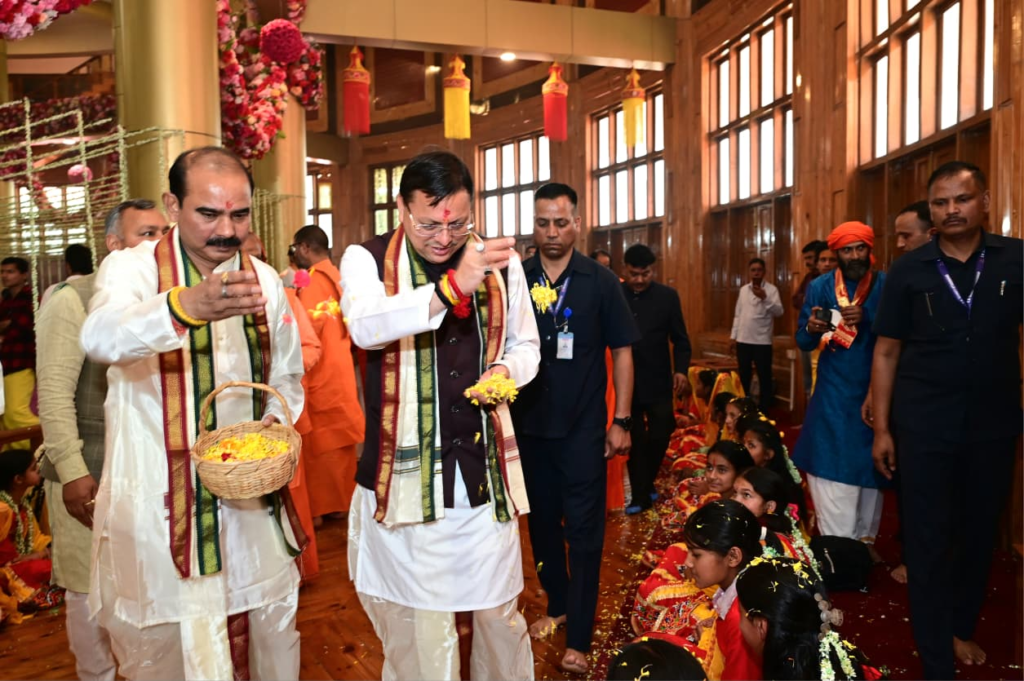 Worship of 1100 girls in Dol Ashram : डोल आश्रम में मुख्यमंत्री धामी ने किया श्री पीठम स्थापना महोत्सव में प्रतिभाग, 1100 कन्याओं का पूजन