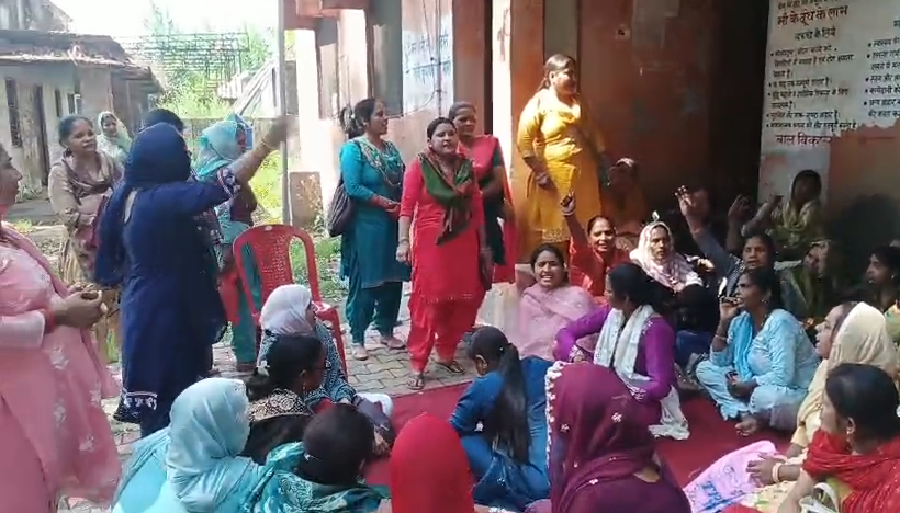 Anganwadi workers get big relief : आंगनवाड़ी कार्यकत्रियों को मिली बड़ी राहत, सरकार के आश्वासन पर जताया आभार, कहा- वादे पूरे नहीं हुए तो फिर होगा आंदोलन