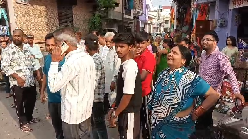 Smart prepaid meter dispute in Jaspur : जसपुर में स्मार्ट प्रीपेड मीटर विवाद: विरोध पर पूरे मोहल्ले की बिजली काटने का आरोप