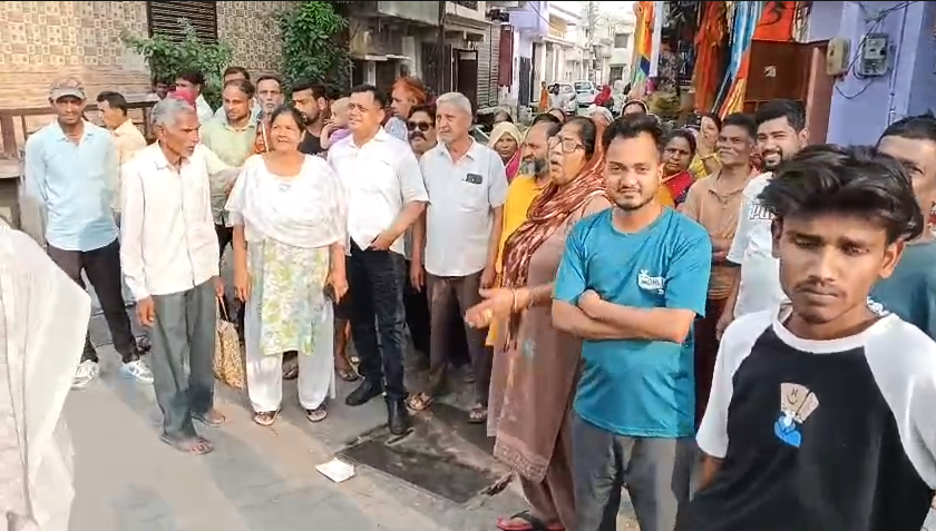 Smart prepaid meter dispute in Jaspur : जसपुर में स्मार्ट प्रीपेड मीटर विवाद: विरोध पर पूरे मोहल्ले की बिजली काटने का आरोप