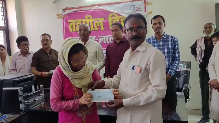 People gathered on Tehsil Day :तहसील दिवस में उमड़ी जनता, विधायक डॉ. मोहन सिंह बिष्ट ने सुनी समस्याएं, 35 से अधिक लाभार्थियों को वितरित किए चेक