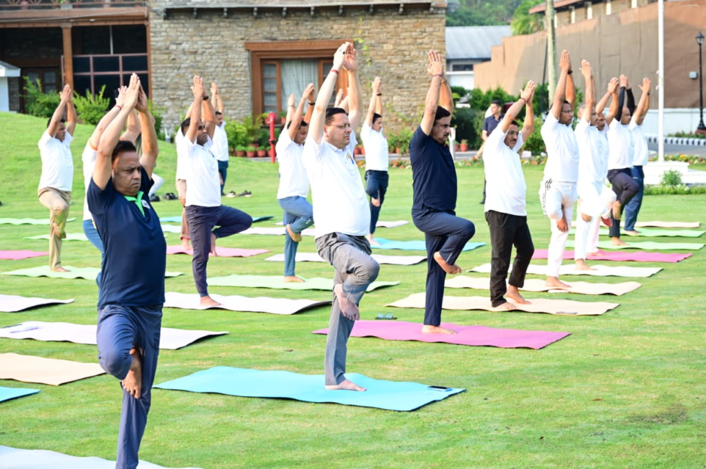 Chief Minister Dhami did yoga practice before International Yoga Day : अंतरराष्ट्रीय योग दिवस से पहले मुख्यमंत्री धामी ने किया योगाभ्यास, प्रदेशवासियों से की योग अपनाने की अपील