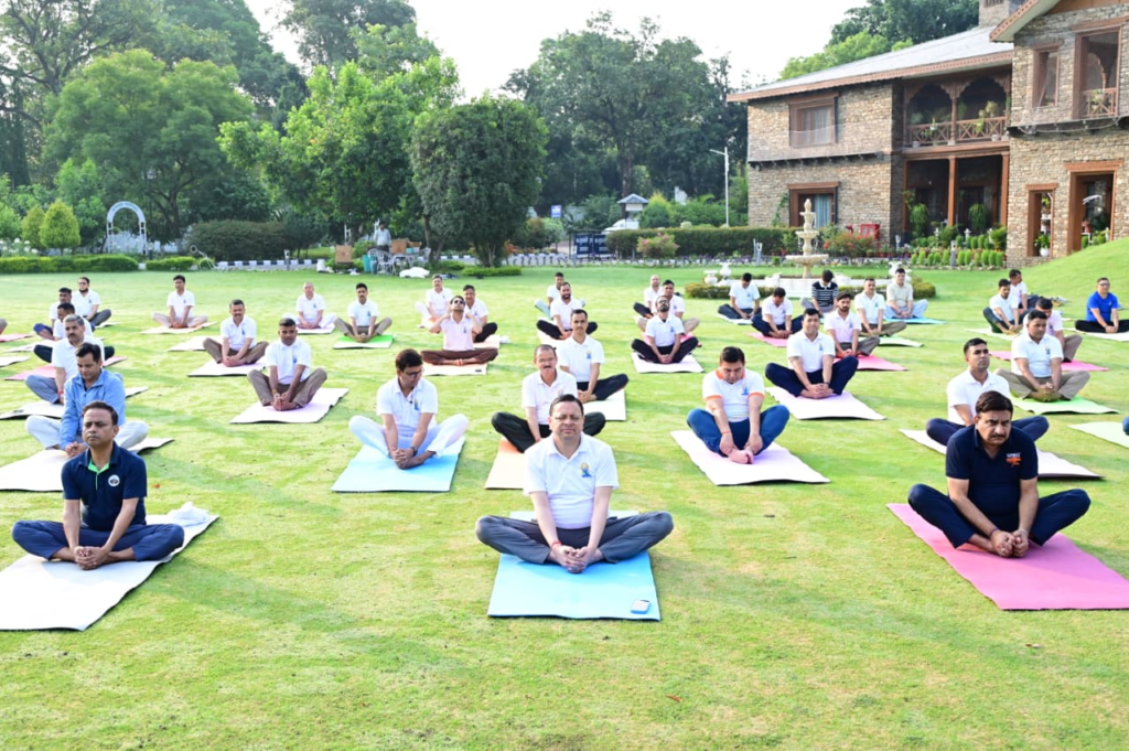 Chief Minister Dhami did yoga practice before International Yoga Day : अंतरराष्ट्रीय योग दिवस से पहले मुख्यमंत्री धामी ने किया योगाभ्यास, प्रदेशवासियों से की योग अपनाने की अपील