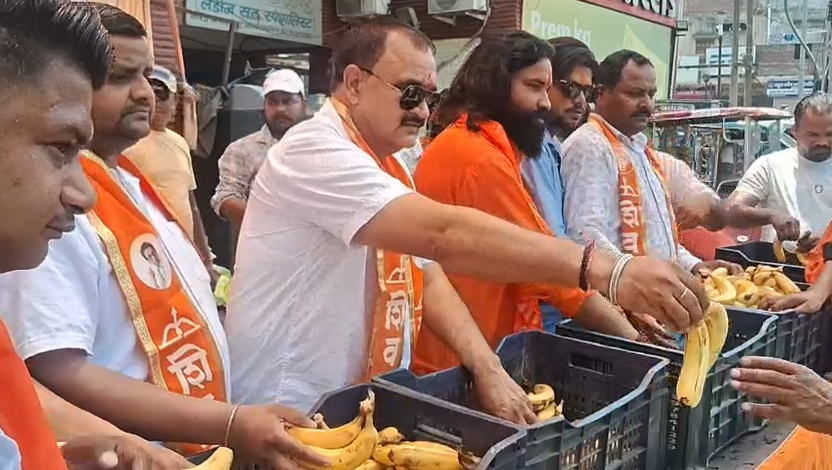Shiv Sena's 60th foundation day celebrated in Moradabad : शिवसेना का 60वां स्थापना दिवस मुरादाबाद में धूमधाम से मनाया, वृद्धाश्रम और अनाथ आश्रम में किया फल वितरण