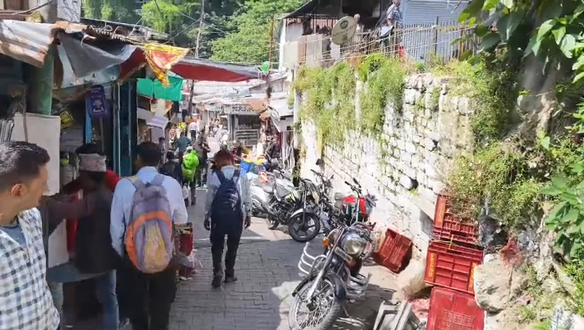 Demand for ban on two-wheelers in Nainital's vegetable market intensifies : नैनीताल की सब्जी मंडी में दोपहिया वाहनों पर प्रतिबंध की मांग तेज, स्थानीय लोग और व्यापारी परेशान