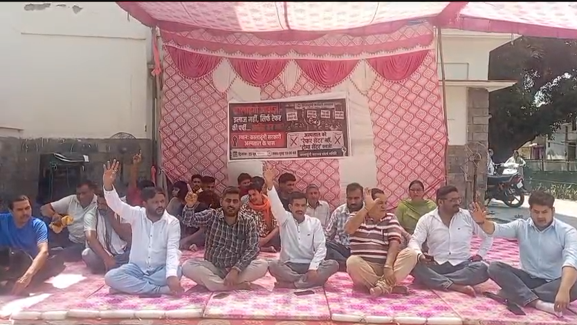 Threat of hunger strike if no action is taken within 7 days : कालाढूंगी अस्पताल के उच्चीकरण की मांग को लेकर जनता का धरना,7 दिन में कार्रवाई न होने पर भूख हड़ताल की चेतावनी