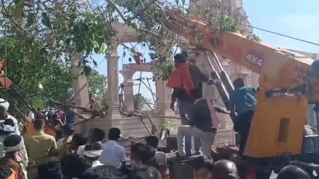 Death struck devotees taking prasad in the temple : मंदिर में प्रसाद ले रहे श्रद्धालुओं पर टूटी मौत, छत गिरने से 7 की मौत, 40 से अधिक घायल