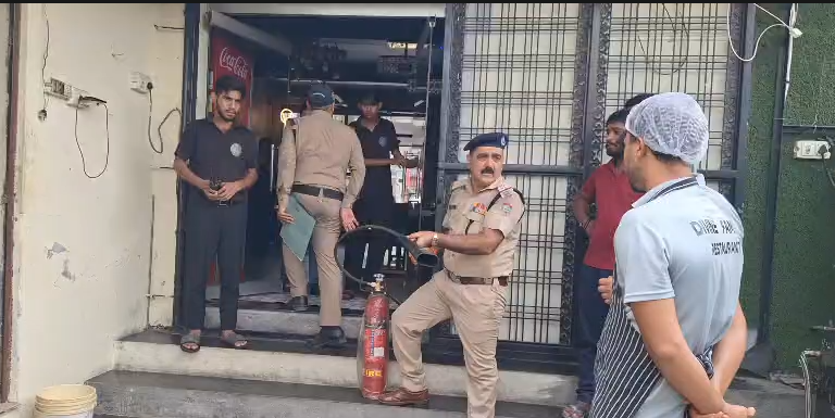 Vikasnagar on alert after Lucknow fire : लखनऊ अग्निकांड के बाद विकासनगर में अलर्ट, फायर ब्रिगेड ने होटलों और कोचिंग संस्थानों का किया निरीक्षण