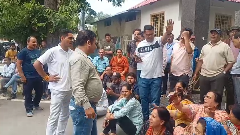 Drinking water crisis deepens in Bhimtal : भीमताल में गहराया पेयजल संकट, पानी के लिए तरसे लोग; महिलाओं ने विकास भवन का किया घेराव