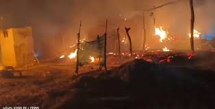 Massive fire in Ambedkar Nagar : अंबेडकरनगर में भीषण अग्निकांड: पांच परिवारों की गृहस्थी राख, दंपती समेत तीन झुलसे