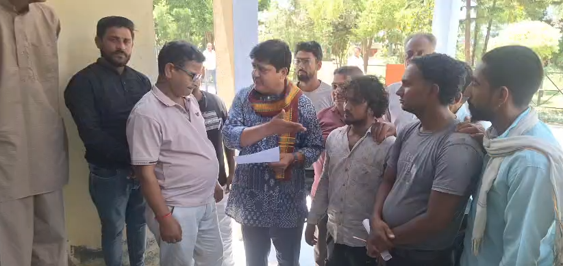 Band Baja operators submitted a memorandum to the SDM : डीजे पर रोक लगाने की मांग को लेकर बैंड बाजा संचालकों ने एसडीएम को सौंपा ज्ञापन