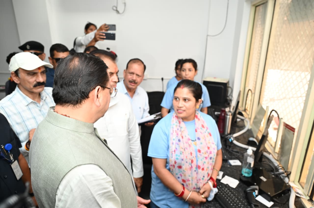 A surprise inspection of the Rishikesh transit camp was conducted : मुख्यमंत्री पुष्कर सिंह धामी ने ऋषिकेश ट्रांजिट कैंप का किया औचक निरीक्षण, चारधाम यात्रियों की सुविधाओं का लिया जायजा