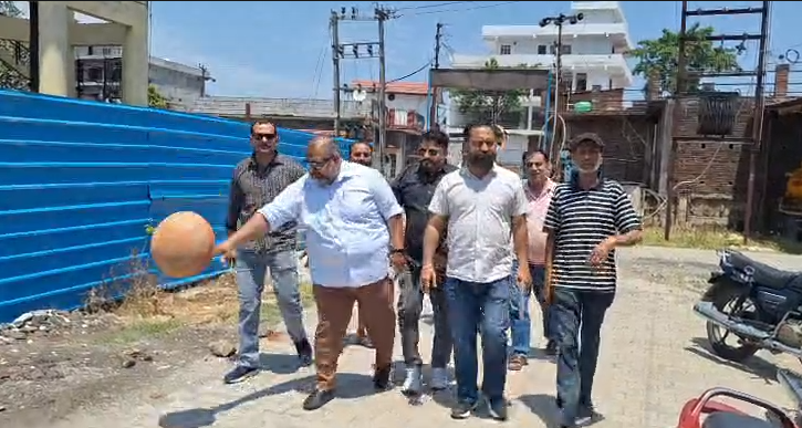 Public anger erupted over water shortage in Vikasnagar : विकासनगर में पानी की किल्लत पर फूटा जनआक्रोश, मटका लेकर जल संस्थान कार्यालय पहुंचे लोग
