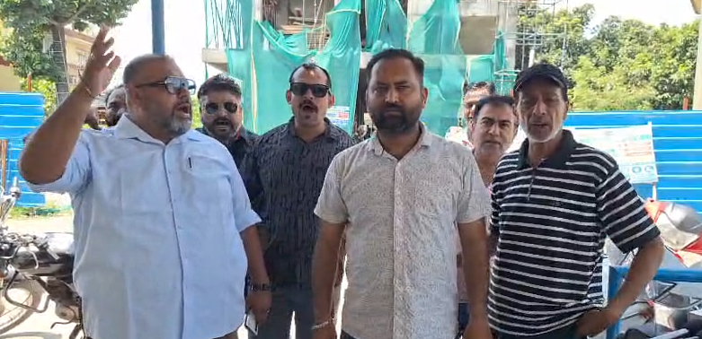 Public anger erupted over water shortage in Vikasnagar : विकासनगर में पानी की किल्लत पर फूटा जनआक्रोश, मटका लेकर जल संस्थान कार्यालय पहुंचे लोग