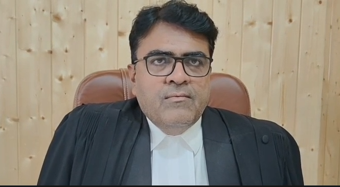 High Court stays order allowing Pakistani Sikh : पाकिस्तानी सिख परिवार को देश छोड़ने के आदेश पर हाईकोर्ट की रोक बरकरार, राज्य सरकार से मांगा जवाब