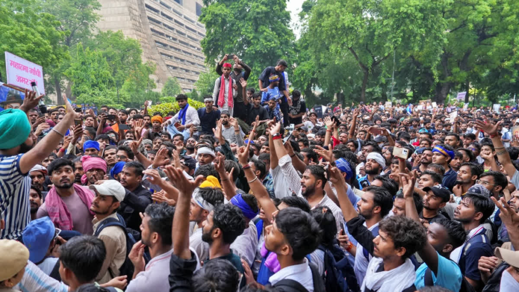 Chaos during Jantar Mantar to Parliament march : जंतर-मंतर से संसद मार्च के दौरान बवाल, प्रदर्शनकारियों पर आंसू गैस के गोले, संसद भवन के आसपास सुरक्षा कड़ी