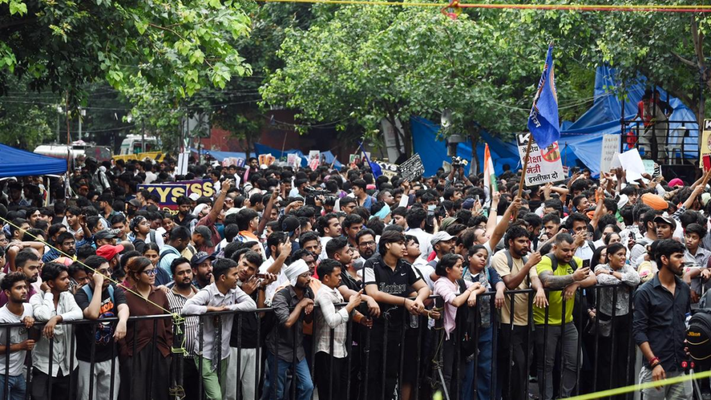 Thousands of protesters gathered again at Jantar Mantar : जंतर-मंतर पर फिर जुटे हजारों प्रदर्शनकारी, राहुल गांधी ने PM आवास के बाहर संभाला मोर्चा; छात्रों पर कार्रवाई को लेकर सियासत तेज