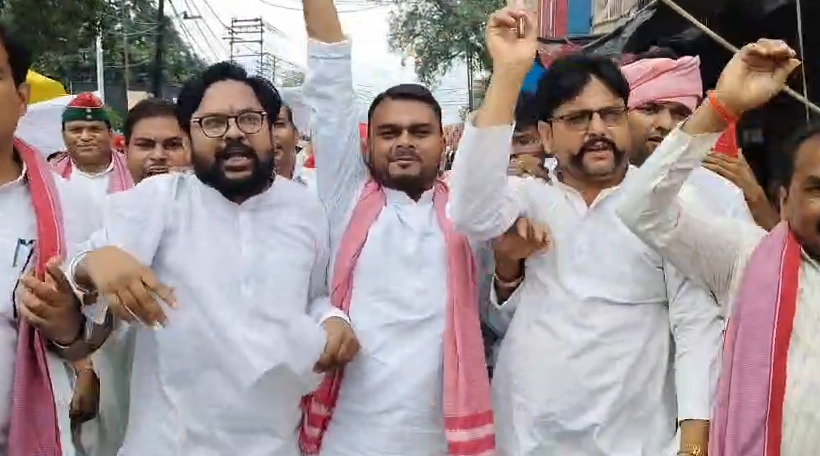 SP workers protest in Kasganj : कासगंज में सपा कार्यकर्ताओं का प्रदर्शन, अखिलेश यादव की हिरासत और छात्रों पर लाठीचार्ज के विरोध में उठाई आवाज