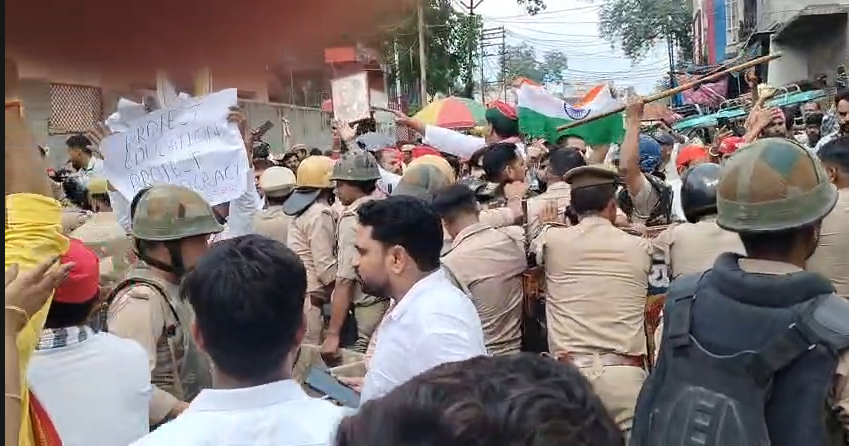 SP workers protest in Kasganj : कासगंज में सपा कार्यकर्ताओं का प्रदर्शन, अखिलेश यादव की हिरासत और छात्रों पर लाठीचार्ज के विरोध में उठाई आवाज
