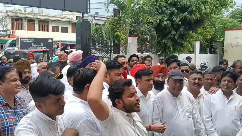 Workers got angry when no action was taken : बाजपुर चीनी मिल स्क्रैप घोटाले को लेकर कांग्रेस का कोतवाली घेराव, कार्रवाई न होने पर भड़के कार्यकर्ता