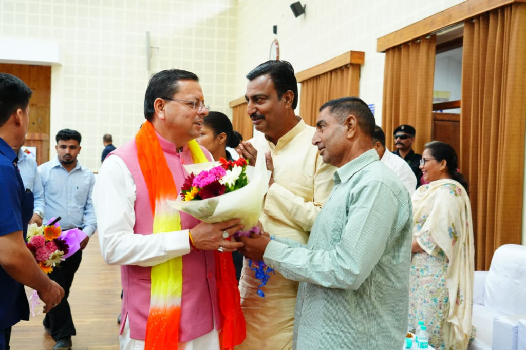 CM Dhami listened to public problems at the Chief Minister's camp office : मुख्यमंत्री कैंप कार्यालय में सीएम धामी ने सुनीं जन समस्याएं, अधिकारियों को दिए त्वरित समाधान के निर्देश