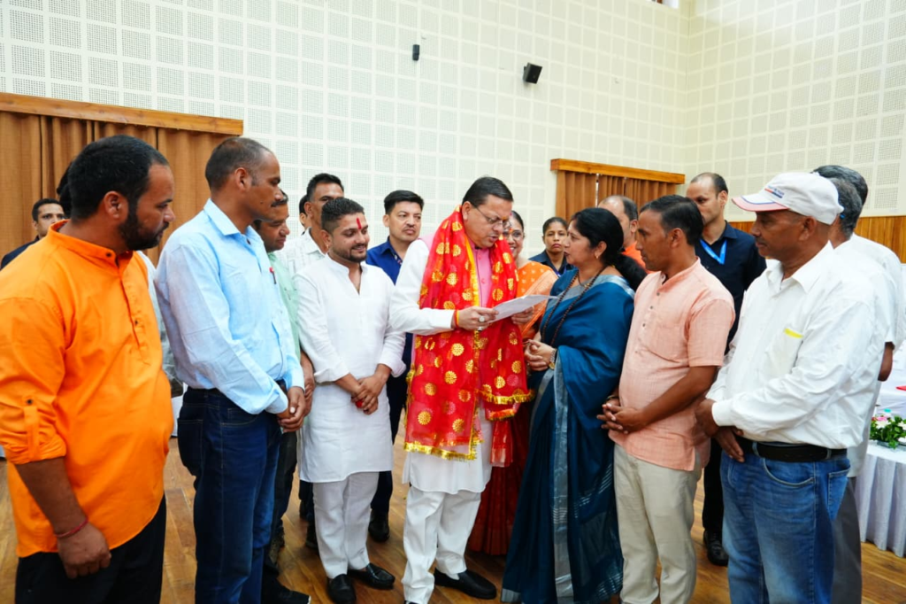 CM Dhami listened to public problems at the Chief Minister's camp office : मुख्यमंत्री कैंप कार्यालय में सीएम धामी ने सुनीं जन समस्याएं, अधिकारियों को दिए त्वरित समाधान के निर्देश