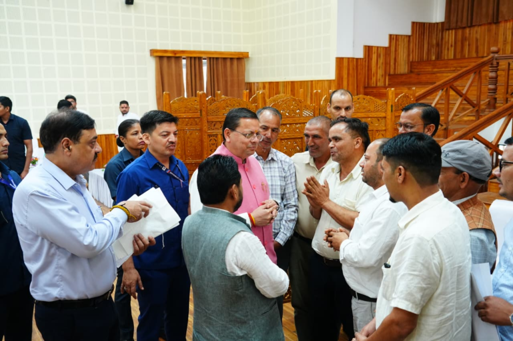 CM Dhami listened to public problems at the Chief Minister's camp office : मुख्यमंत्री कैंप कार्यालय में सीएम धामी ने सुनीं जन समस्याएं, अधिकारियों को दिए त्वरित समाधान के निर्देश