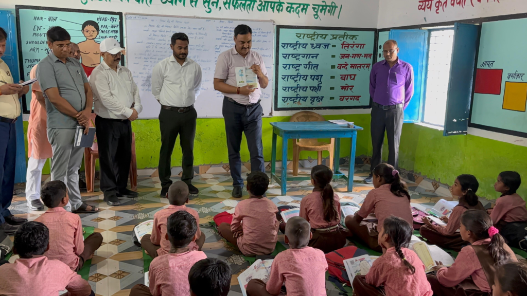 Mirzapur: DM's surprise inspection : डीएम के औचक निरीक्षण में पीएचसी हलिया में मिलीं गंभीर अनियमितताएं, एमओआईसी अनुपस्थित, दवा वितरण व्यवस्था पर भी उठे सवाल