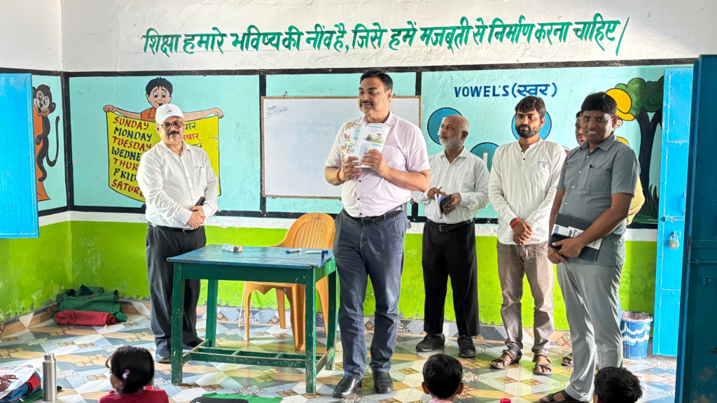 Mirzapur: DM's surprise inspection : डीएम के औचक निरीक्षण में पीएचसी हलिया में मिलीं गंभीर अनियमितताएं, एमओआईसी अनुपस्थित, दवा वितरण व्यवस्था पर भी उठे सवाल