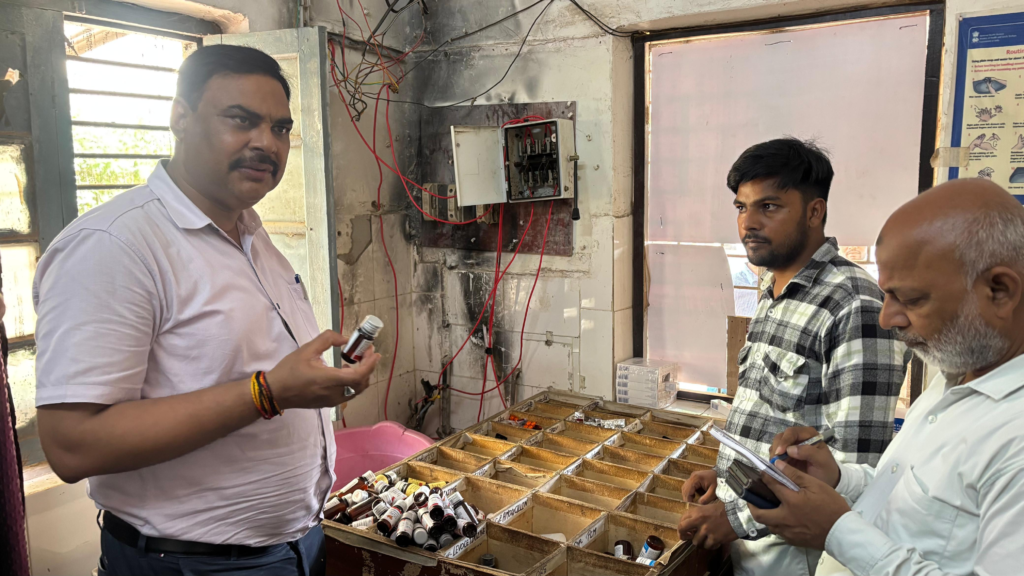 Mirzapur: DM's surprise inspection : डीएम के औचक निरीक्षण में पीएचसी हलिया में मिलीं गंभीर अनियमितताएं, एमओआईसी अनुपस्थित, दवा वितरण व्यवस्था पर भी उठे सवाल