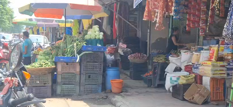 Encroachment on footpaths in Vikasnagar increases problems : विकासनगर में फुटपाथ पर अतिक्रमण से बढ़ी परेशानी, स्थानीय लोगों ने प्रशासन से की स्थायी कार्रवाई की मांग
