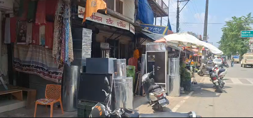 Encroachment on footpaths in Vikasnagar increases problems : विकासनगर में फुटपाथ पर अतिक्रमण से बढ़ी परेशानी, स्थानीय लोगों ने प्रशासन से की स्थायी कार्रवाई की मांग