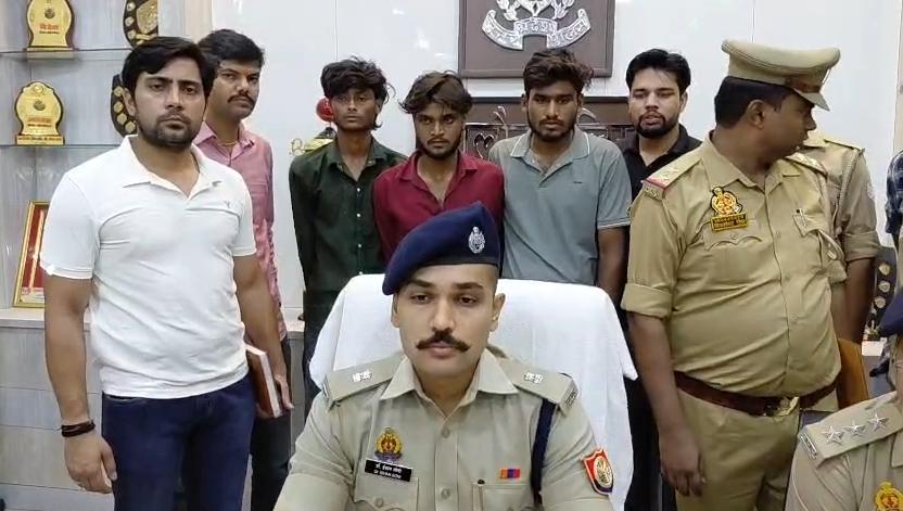 Looting case revealed, three accused arrested : जालौन पुलिस ने 72 घंटे में लूटकांड का किया खुलासा, तीन आरोपी गिरफ्तार; लूटी गई बाइक, नकदी और बलेनो कार बरामद