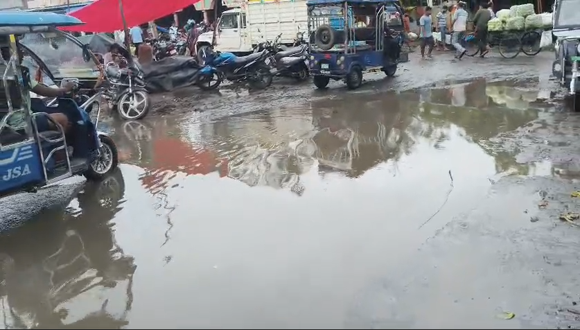 Rain exposed the poor condition of the Kasia vegetable market : बारिश ने खोली कसया सब्जी मंडी की बदहाल व्यवस्था की पोल, जलभराव से व्यापार प्रभावित, व्यापारियों ने दी आंदोलन की चेतावनी
