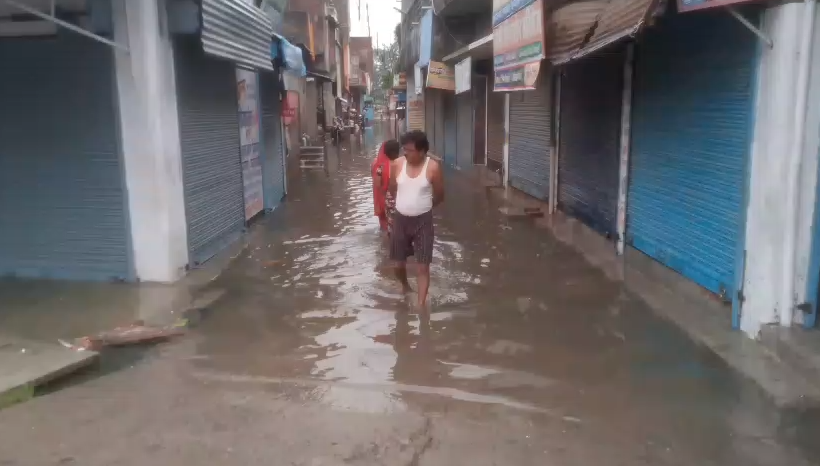 Rain exposed the municipality's preparations : बारिश ने खोली नगर पालिका की तैयारियों की पोल, अंबेडकर नगर में चार फीट तक भरा गंदा पानी, जनजीवन अस्त-व्यस्त