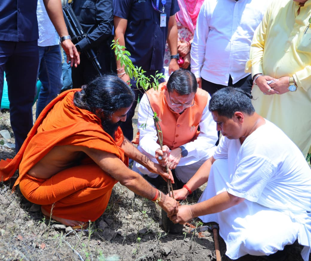 Chief Minister Dhami reached Malagram on the occasion of Harela festival : हरेला पर्व पर मालाग्राम पहुंचे मुख्यमंत्री धामी, पौधरोपण कर दिया हरित संरक्षण का संदेश