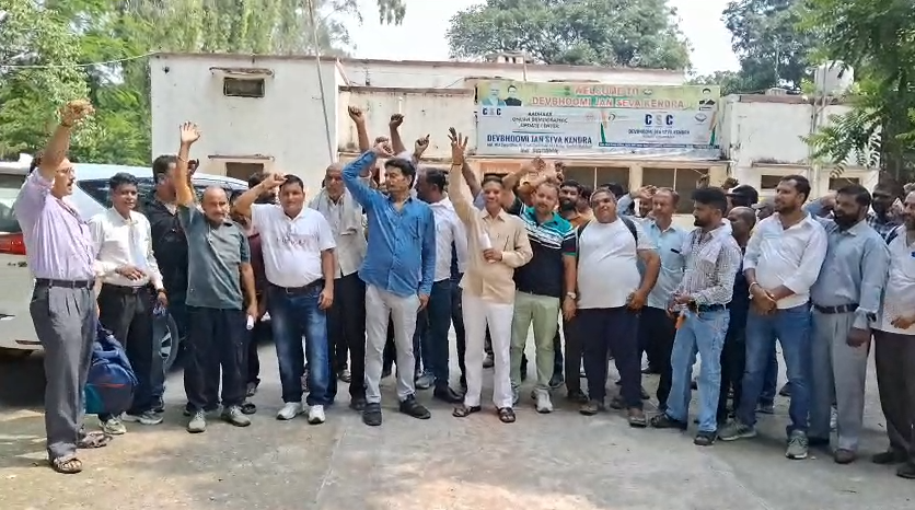 Memorandum submitted demanding regularization : रुड़की में परिवहन मंत्री प्रदीप बत्रा से मिले सैकड़ों रोडवेज कर्मचारी, नियमितीकरण की मांग को लेकर सौंपा ज्ञापन