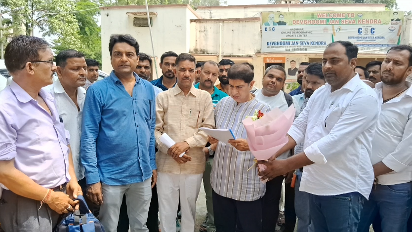Memorandum submitted demanding regularization : रुड़की में परिवहन मंत्री प्रदीप बत्रा से मिले सैकड़ों रोडवेज कर्मचारी, नियमितीकरण की मांग को लेकर सौंपा ज्ञापन