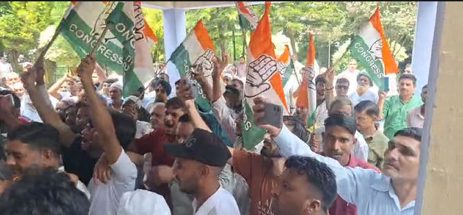 SIR को लेकर विकासनगर तहसील में कांग्रेस का धरना, नवप्रभात और संजय किशोर के नेतृत्व में उठाए सवाल