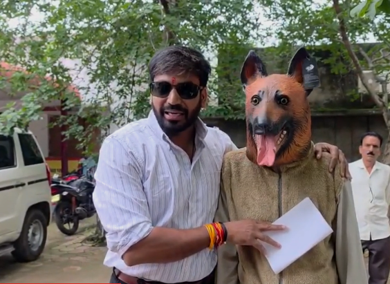 खंडवा में डॉगी मास्क पहनकर जनसुनवाई में पहुंचा फरियादी, नसबंदी अभियान में 40 लाख के खर्च पर उठे सवाल