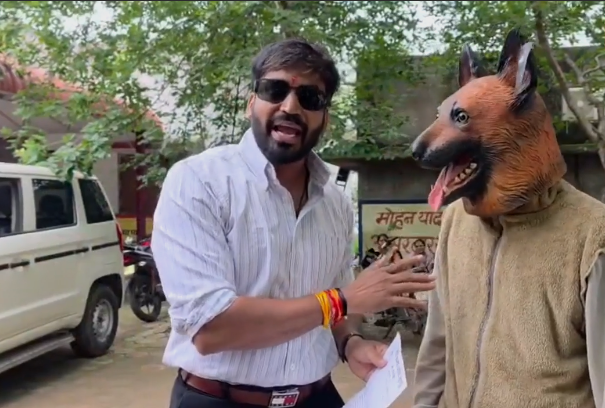 खंडवा में डॉगी मास्क पहनकर जनसुनवाई में पहुंचा फरियादी, नसबंदी अभियान में 40 लाख के खर्च पर उठे सवाल