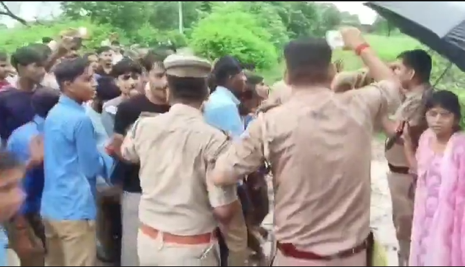 महोबा में खराब सड़क को लेकर छात्रों का प्रदर्शन, बारिश के बीच झांसी-मिर्जापुर हाईवे पर लगाया जाम