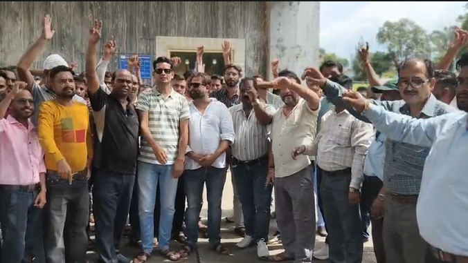 शक्ति नहर में गिरी कार का 3 दिन बाद भी नहीं लगा सुराग, परिजनों ने पावर हाउस पर किया प्रदर्शन