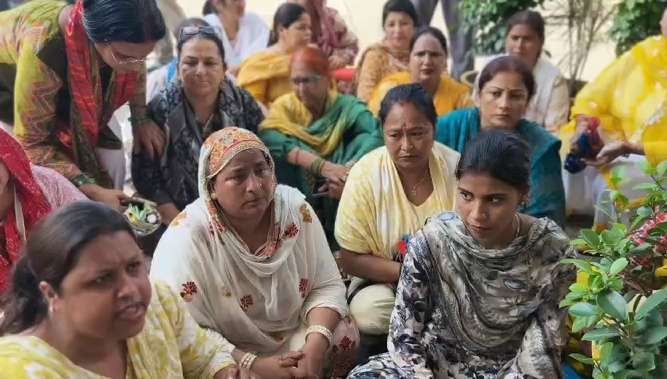 शक्ति नहर में गिरी कार का 3 दिन बाद भी नहीं लगा सुराग, परिजनों ने पावर हाउस पर किया प्रदर्शन