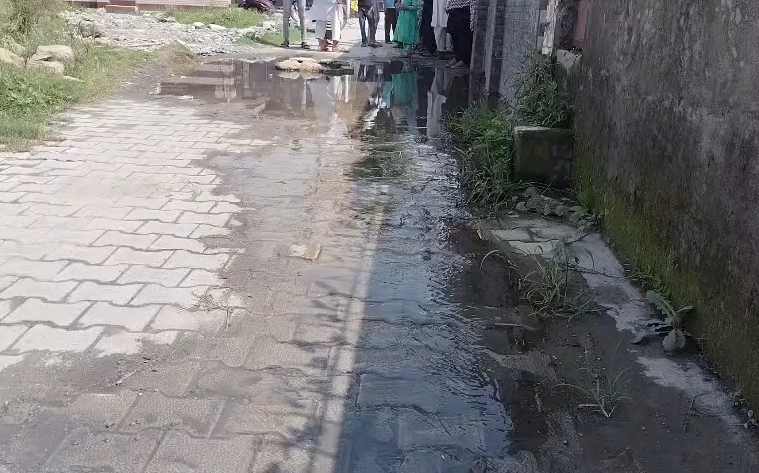 Dispute over drainage water between two Gram Sabhas in Vikasnagar : विकासनगर में दो ग्राम सभाओं के निकासी पानी को लेकर विवाद, ग्रामीणों ने जताई नाराजगी; जलभराव और बंद नालियों से परेशान लोग