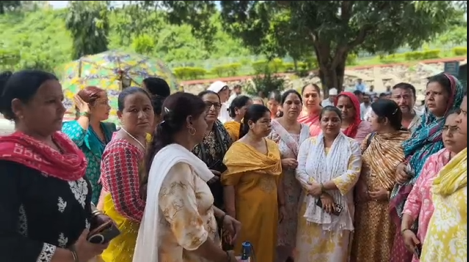 शक्ति नहर में गिरी कार का 3 दिन बाद भी नहीं लगा सुराग, परिजनों ने पावर हाउस पर किया प्रदर्शन
