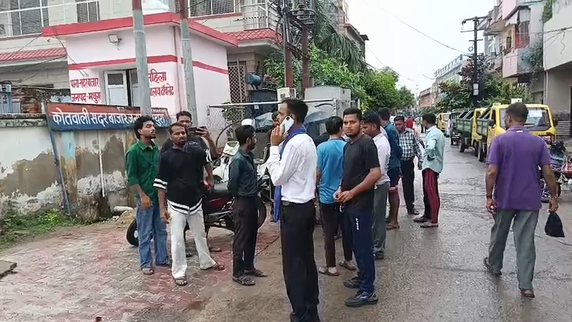मथुरा में सफाई कर्मचारी से मारपीट पर बवाल, कूड़ा गाड़ियों के साथ थाने पहुंचे कर्मचारी; आरोपी के खिलाफ कार्रवाई की मांग