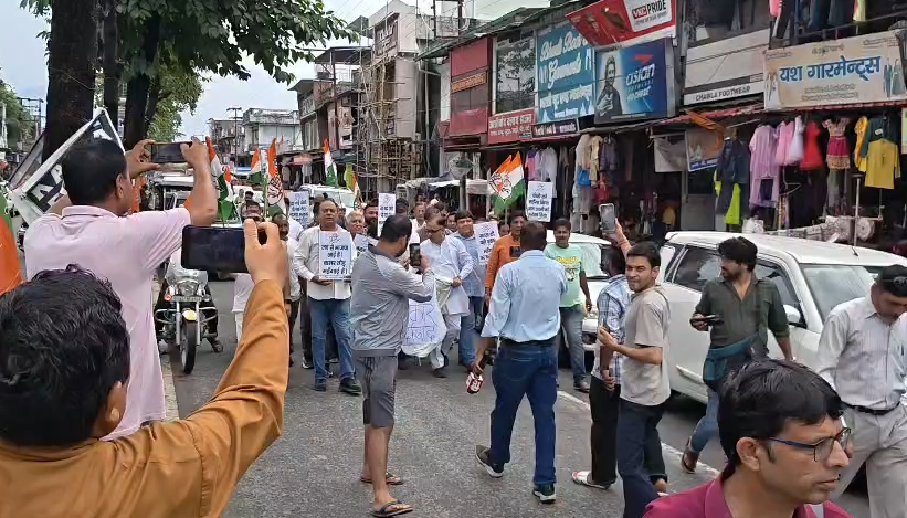 विकासनगर में महंगाई के खिलाफ कांग्रेस का प्रदर्शन, चीनी के बढ़ते दामों को लेकर भाजपा सरकार का पुतला फूंका